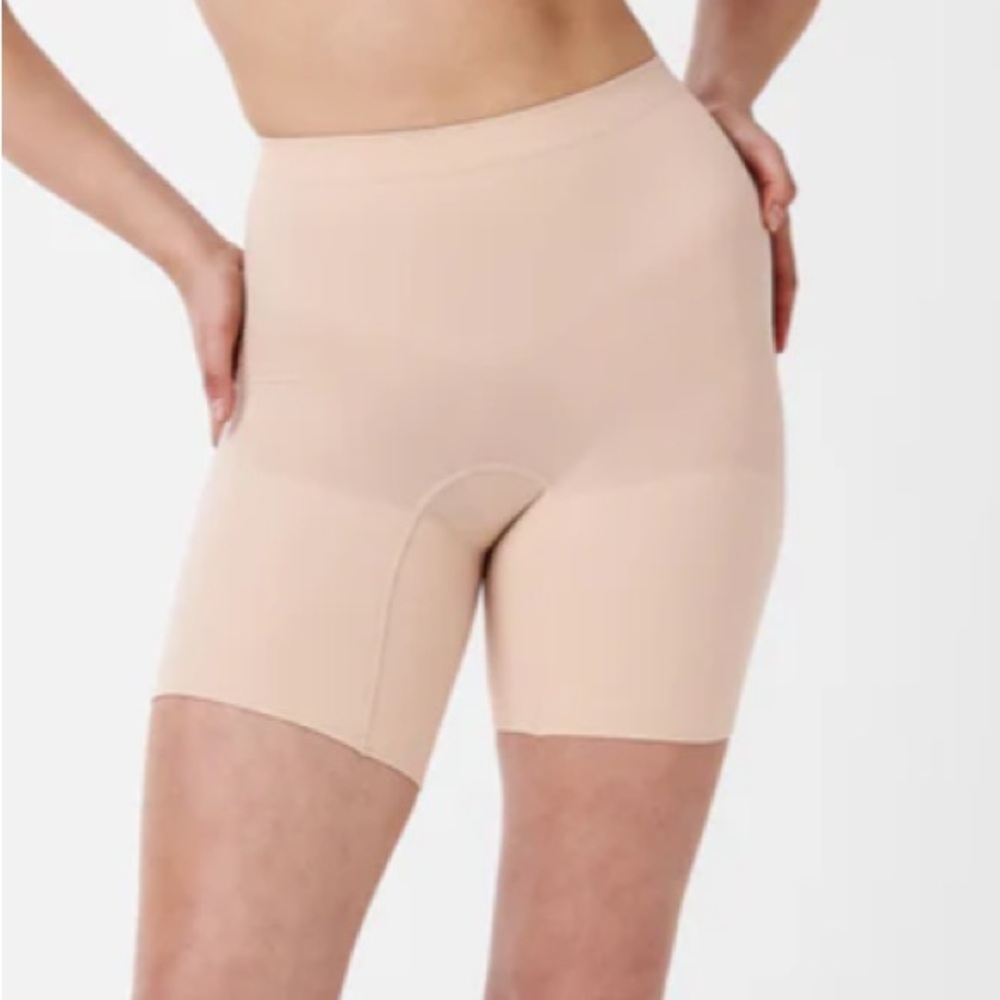 NWOT Spanx Seamless Power Sculpting Mid-thigh Short in Soft Nude